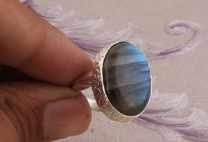 แหวนพลอยลาบราโดไรต์ทรงรีธรรมชาติ แหวนเงินแท้ 925 ประดับพลอยไฟ แหวนนิ้วกลาง งานแฮนด์เมดสำหรับผู้หญิง ราคาถูก - Product Image 4