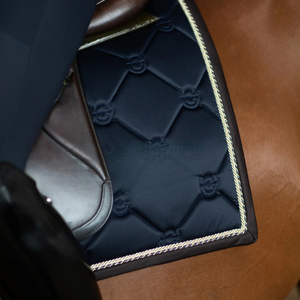 Tapis de selle matelassé anglais de luxe Doublure douce et respirante Tissu durable garantissant confort et protection des tapis de selle OEM - Product Image 2