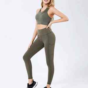 Conjunto de ropa de yoga personalizada para entrenamientos diarios que proporciona soporte, transpirabilidad y un ajuste moderno y activo. - Product Image 2