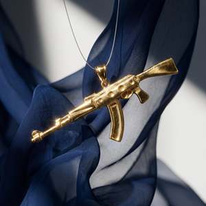 Colgante Premium Monarch Noir Rifle en Tono Dorado con Detalles Negros, Colgante de Moda Urbana de Lujo - Product Image 6