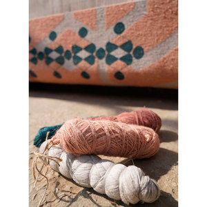 พรมลายเรขาคณิตโคลัม ทอมือจากขนสัตว์ ไหมไผ่ รุ่น AKWB-7002 สีแดงส้ม หนา 10 มม. สำหรับบ้าน ห้องนั่งเล่น ทางเดิน - Product Image 5