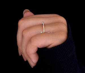 Anillo de compromiso de oro amarillo de moda para mujer con ajuste de bisel de diseño hecho a mano de diamante de corte Marquesa cultivado en laboratorio para regalos de fiestas - Product Image 4