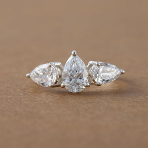 Bague de fiançailles personnalisée à trois pierres avec diamants de laboratoire taillés en poire, bague cadeau d'anniversaire en argent sterling certifiée IGI - Product Image 1