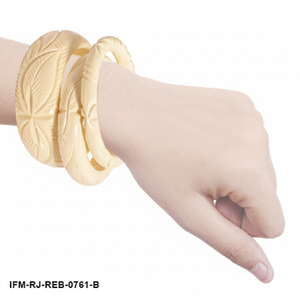 Juego de Brazaletes de Resina Crema Vintage, Brazaletes Tallados a Mano con Patrones de Estrellas y Hojas, Juego de 3 Brazaletes Apilables de Estilo Retro Color Marfil - Product Image 3