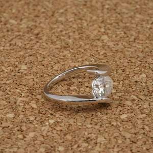 แหวนเพชรที่โตในแล็บทองคำ2กะรัต VVS2ตัดรูปไข่ E Color IGI ได้รับการรับรองจรรยาบรรณแบบยั่งยืน - Product Image 3