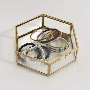 Joyero Premium de latón y vidrio de moda con un encantador diseño de inspiración antigua para un aspecto atemporal en la decoración del hogar - Product Image 2