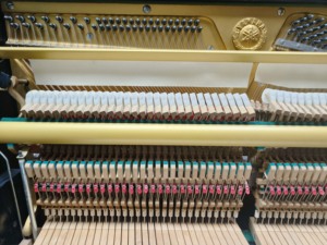 Piano Vertical Clásico Yamaha U1E, Importado de Japón, Artesanía Superior, Alta Calidad, Acabado Negro, Rendimiento Fluido - Product Image 2