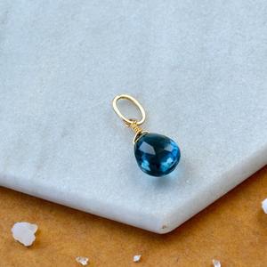 Colgante de Topacio Azul en Forma de Lágrima, Piedra Natal de Diciembre, Gema Azul, Chapado en Oro, Joyería Delicada Hecha a Mano - Product Image 6