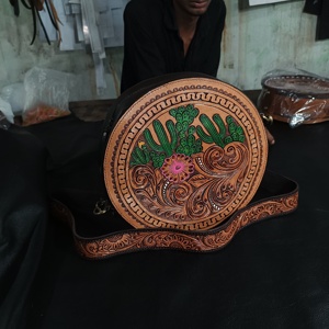 Sac bandoulière tendance en cuir véritable façon cactus, style bohème western, avec fourrure de vache et pompon, prêt à être expédié - Product Image 5