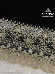 Shalwar Kameez de terciopelo puro indio para invierno con bordados y lentejuelas, ropa formal completa con una elegante dupatta de georgette. - Product Image 4