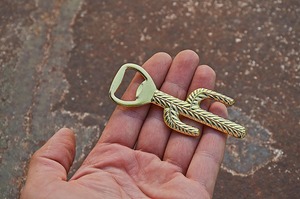 Ouvre-bouteille Cactus doré, outil unique de bar en métal de conception de plante du désert, parfait pour la cuisine, la maison et la fête, fabriqué à la main en Inde - Product Image 4