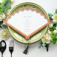 Tarjeta de menú de boda con estilo de abanico elegante con diseño de borde adornado y decoración colgante de borla para eventos de boda