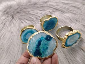 Anneaux de serviette en résine fabriqués à la main avec des motifs floraux intégrés et créant une touche unique pour les paramètres de table saisonniers et de vacances - Product Image 6