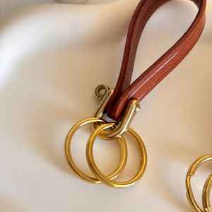 พวงกุญแจหนังแท้ทำมือ สไตล์วินเทจ ห่วงทองเหลืองแท้ แข็งแรง ทนทาน พร้อมสลักอักษรย่อ - Product Image 6