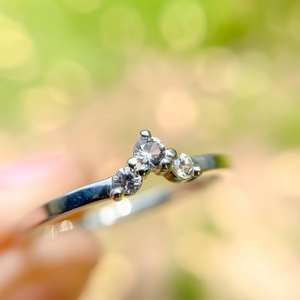 Bague en grappe de diamants de laboratoire de taille ronde de 3mm | Bande minimale à trois pierres de moissanite délicate | Argent 925 ou plaqué or 18 carats - Product Image 6