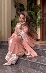 Seda satinada opaca pura con trabajo de bordado a mano Estilo Lucknowi Color precioso Patrón de manga elegante Tres piezas Salwar Kameez - Product Image 4