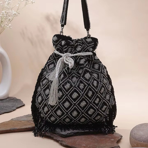 Bolso de mano indio artesanal estilo bohemio con cadenas de perlas, borlas bordadas y cierre de solapa para fiestas étnicas y bodas - Product Image 1