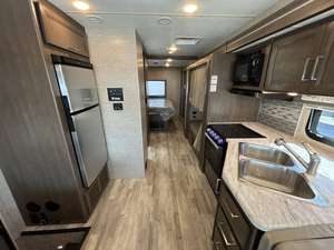 Autocaravana Usada 2022 T-h-o-r F-r-e-e-d-o-m T-r-a-v-e-l-e-r A32, Tipo Camping Cruiser, Euro 6, para 4-6 Personas, Una Habitación - Product Image 4