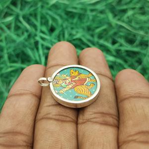 Colgante Artesanal de Plata de Ley 925 Lord Lakshmi Pintura Espiritual Única en Marcos de Vidrio Joyería de Cadena Elegante - Product Image 6