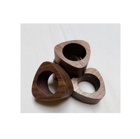 Ensemble d'anneaux de serviette en bois écologiques modernes pour une restauration durable, tables minimalistes de style campagnard, mariages, événements et fêtes