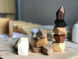 Roca de Madera Tumi Ishi, Diseño Minimalista con Estructura de Madera Maciza para Decoración del Hogar y Exhibición en Comercios - Product Image 2