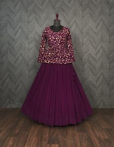 ชุดดีไซน์เนอร์ล่าสุดอินเดียมารยาทดั้งเดิมเบ่งบานเย็บปักถักร้อยทำงาน Lehenga Choli อินเดียผู้ส่งออกและผู้จัดจำหน่าย - Product Image 3