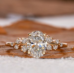 Bague de mariage classique pour femme, design unique, plaquée or blanc, avec diamant ovale de laboratoire, cadeau d'anniversaire pour femme, idéale pour les fêtes - Product Image 1