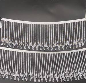 Flecos de cuentas hechos a mano de 12 cm de ancho, con cuentas de cristal y cuentas de semillas, dorados y transparentes. - Product Image 4