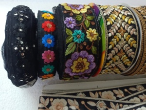 Cintas y cordones bordados a máquina hechos a medida en diseños de flores y colores abstractos para vestidos de novia - Product Image 3