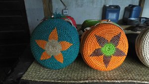 Bolso de cubo cruzado a rayas colorido de paja de diseño redondo de moda Correa larga Botón de madera abierto bolso de estilo único - Product Image 5