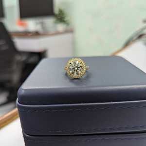Bague de fiançailles halo en diamant de laboratoire rond 3,40 carats, couleur DEF, certifiée IGI, sertie pavé, pureté VVS-VS - Product Image 6