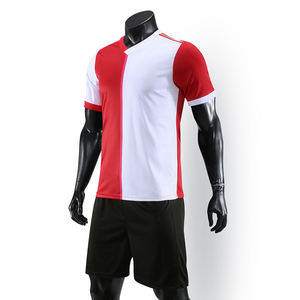 Survêtement de football d'été pour hommes de haute qualité 100% polyester avec impression de logo personnalisé ensemble de maillots pour jeunes de Sialkot Pakistan - Product Image 2