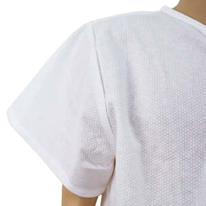 Ensemble de peignoirs jetables deux pièces avec haut à col en V à nouer devant et taille ajustable, y compris un short - Product Image 4