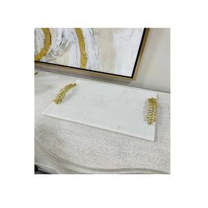 Plateau en marbre avec poignées de feuilles en métal doré de la collection Jasmine Décoration de table Plateau de service en marbre fantaisie de luxe - Product Image 1