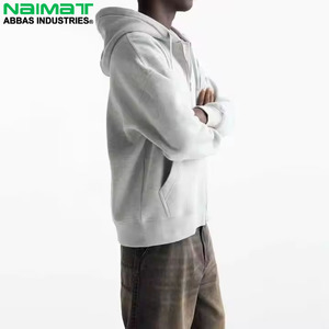 Chaqueta con capucha ajustable, cordones integrados, cierre completo, estilo limpio, color sólido, ropa deportiva para entrenamiento activo para hombre. - Product Image 3