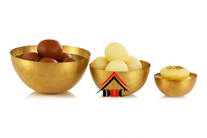 Exquisita bandeja de servicio de metal perfecta para exhibir chocolates, dulces y vajilla elegante con un toque de sofisticación - Product Image 5