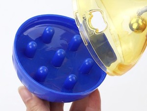 Petit jouet bleu pour chat et chien Leaky Ball - Product Image 4