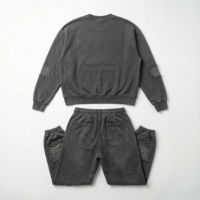 Ensemble Y2K gris en nylon, effet délavé, imprimé, 2-en-1, avec veste à capuche brodée de strass dorés et poche avant, et pantalon cargo.