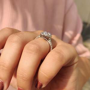 Bague de fiançailles en diamant taille ronde avec halo en forme de poire, style élégant - Product Image 5