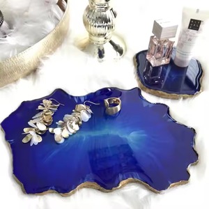Assiettes en résine de qualité supérieure au design élégant pour la décoration intérieure Plateaux de service faits à la main Assiette en résine parfaite pour l'hôtel avec couleur bleue - Product Image 1