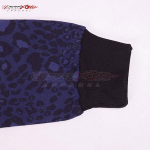 Sweat à capuche zippé élégant pour homme, idéal pour l'hiver, avec poches latérales fonctionnelles, en tissu polaire, personnalisable, vente en gros - Product Image 5