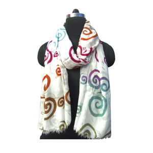 La mayoría de las bufandas impresas de viscosa de diseñador más vendidas disponibles en India a precio mayorista Frim proveedor de confianza. - Product Image 1