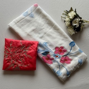 Sari en Georgette Douce à l'Aspect Élégant avec Imprimé Floral et Travail de Ruban à Prix de Gros Fournisseur Exportateur Mondial - Product Image 1