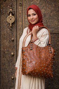 Sac fourre-tout marocain en cuir fait main clouté, vente en gros |   Sac à main en cuir de vache véritable pour femmes |   Fabricant OEM personnalisé - Product Image 5
