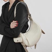 Sac demi-lune en cuir de vachette véritable gaufré façon croco, blanc crème, sac à bandoulière sous le bras avec pochette, sac hobo