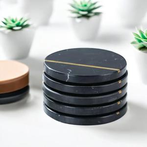 ชุดจานรองแก้วหินอ่อนสีดำคุณภาพสูง ขนาด 4 นิ้ว สไตล์โมเดิร์น เป็นมิตรกับสิ่งแวดล้อม พร้อมฐานทองเหลือง สำหรับแก้วน้ำ ชา กาแฟ และแก้วอื่นๆ - Product Image 1