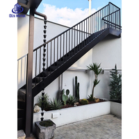 Escalier droit pour cour extérieure avec garde-corps et rampes en tubes ronds, structure en acier noir sur mesure, escalier de loft
