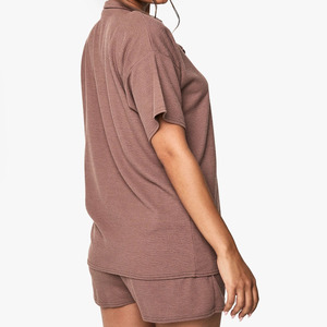 Conjunto informal de 2 piezas de verano para mujer, Top corto con botones y cuello en V y pantalones cortos hasta la rodilla con media manga, diseño liso teñido - Product Image 2