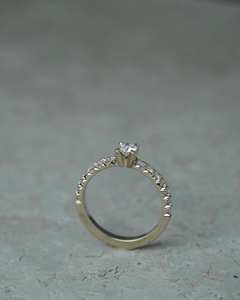 Bague de fiançailles Moissanite coupe ronde de 5mm | Demi-bande d'éternité avec pierres latérales | OEM de bijoux fins de mariage de mariée en or ou en argent - Product Image 4