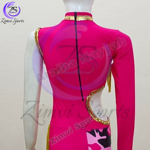 Ensemble uniforme de majorette de haute qualité, couleur rose, manches d'un côté, dernier cri, tendance, pour femmes adultes, faible MOQ, par Zimvi Sports - Product Image 5